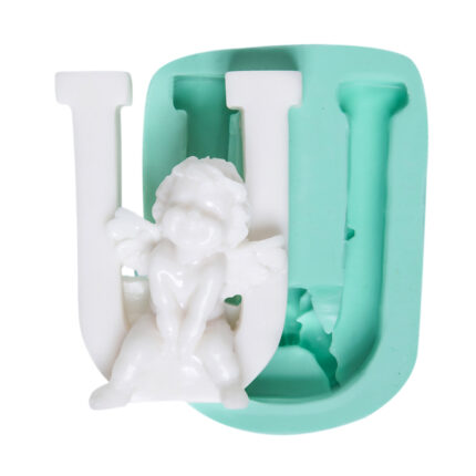 Büyük melekli harf U silikon kalıbı ve kalıptan çıkarılmış melekli U harfi.