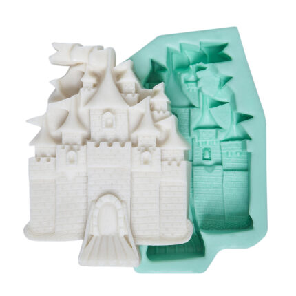 Büyük şato silikon kalıbı ve kalıptan çıkmış şato figürü. Masal temalı süs yapımı için ideal.