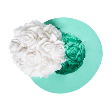 Büyük top gül silikon kalıbından çıkarılmış beyaz gül buketi. Çiçek temalı dekorasyon için ideal.