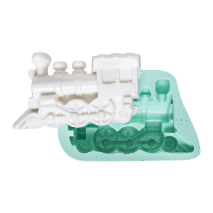Tren model epoksi oyuncak yapımı için silikon kalıp ve kalıptan çıkmış beyaz tren figürü. Nostaljik tren biblo malzemesi.