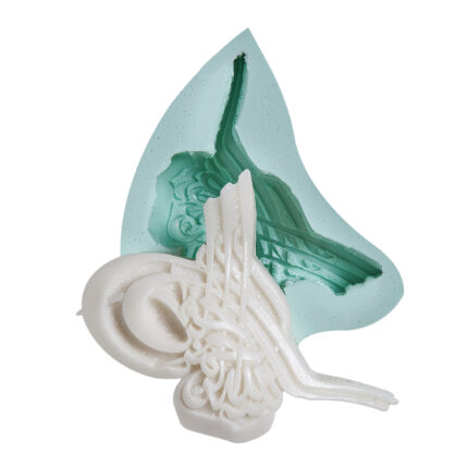 Büyük tuğra silikon kalıp modeli ve kalıptan çıkmış tuğra. Tuğra temalı mum, alçı, epoksi, sabun yapımı için ideal.