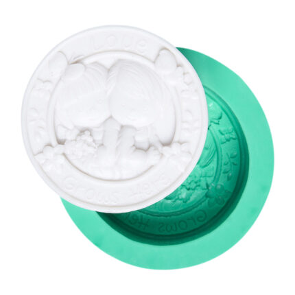 Büyüyen aşk biblo yapımı için silikon kalıp. "Love Grows Here" yazılı, romantik sevgi temalı.