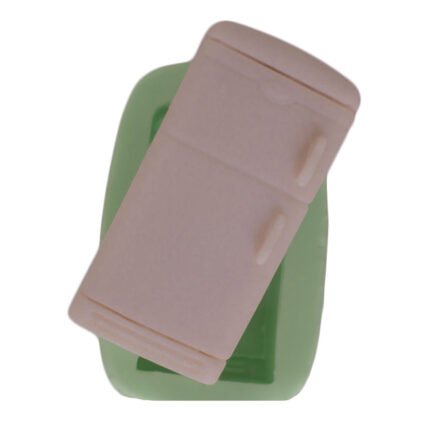 Buzdolabı silikon kalıbı ve buzdolabı şeklinde döküm objesi. Mutfak temalı sabun veya dekoratif obje yapımı için ideal.