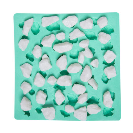 Çakıl taşları silikon kalıbı ile yapılmış beyaz çakıl taşları. Doğal dekorasyon için ideal.