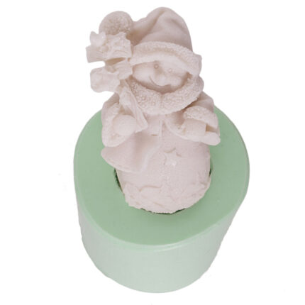 Kurdelya ceketli kardan adam silikon kalıbı. Yılbaşı dekorasyonu ve sabun yapımı için ideal.