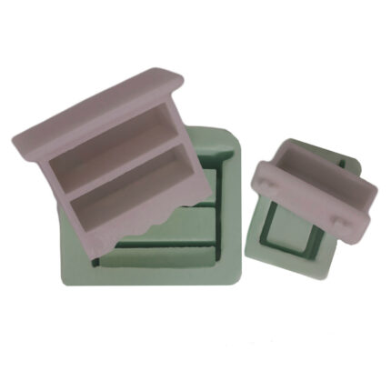 Çekmeceli komidin silikon kalıbı ve kalıptan çıkmış komidin objeleri. Minyatür mobilya koleksiyonu için ideal.