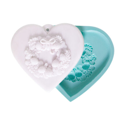 Çelenkli kalp delikli silikon kalıbı ve kalıptan çıkmış romantik kalp şeklinde obje.