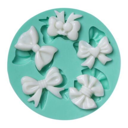 Çeşitli fiyonk silikon kalıbı ile dökülmüş beyaz fiyonk objeler. Hediye süsleme için ideal.