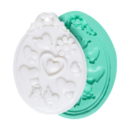 Çeşitli kalp detaylı delikli silikon kalıbı ve kalıptan çıkarılmış romantik obje.