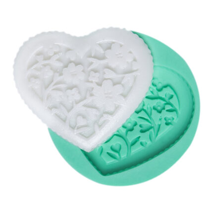 Çiçek desenli kalp figürlü silikon kalıp ve dökülmüş reçine süs. Kalp figürü çiçek desenli kalıbı.