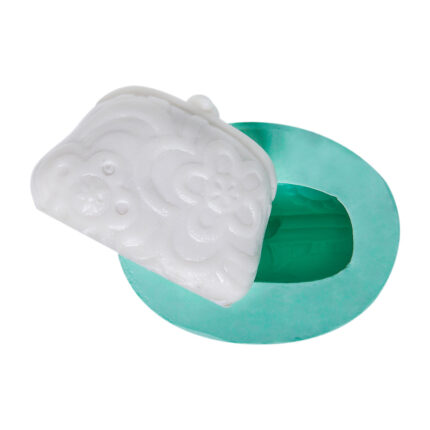 Çiçek desenli cüzdan kalıbı ve kalıptan çıkmış çiçekli cüzdan reçine süs.