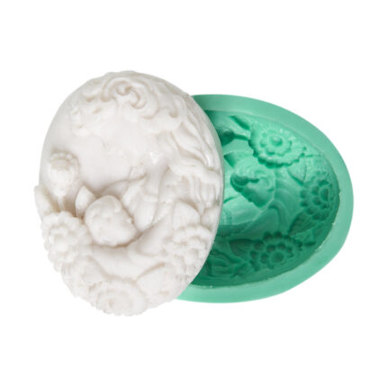 Çiçek süslemeli anne bebek figürlü silikon kalıp ve kalıptan çıkmış obje. Aile sevgisi konseptli hediye için ideal.