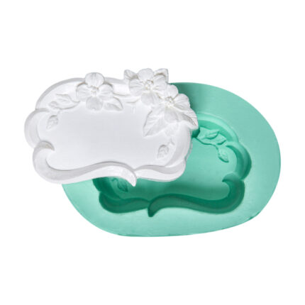 Çiçekli çerçeve sabun silikon kalıbı ve kalıptan çıkmış çiçekli çerçeve. El yapımı sabun ve alçı süs yapımı için ideal.