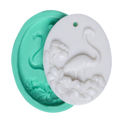 Çiçekli flamingo silikon kalıbı ve kalıptan çıkarılmış flamingo objesi. Tropikal dekorasyon için ideal.