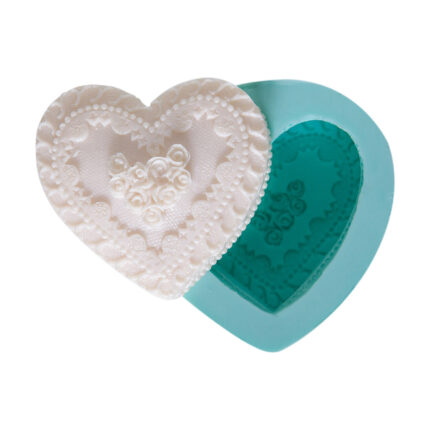 Romantik çiçek desenli kalp silikon kalıbı ve dökülmüş objesi. Aşk temalı süsleme için ideal.