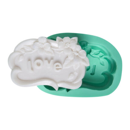 Çiçek desenli "love" yazısı olan silikon kalıp. Aşk temalı hediyeler için ideal. Çiçekli aşk biblo yapımı için uygun.
