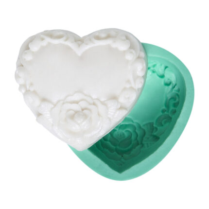 Çiçekli sade kalp kalıbı ile yapılmış biblo. Floral kalp reçine süs örneği.