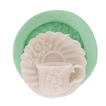 Çiçekli tabak ve bardağı silikon kalıbı ile yapılmış çiçek temalı sabun.