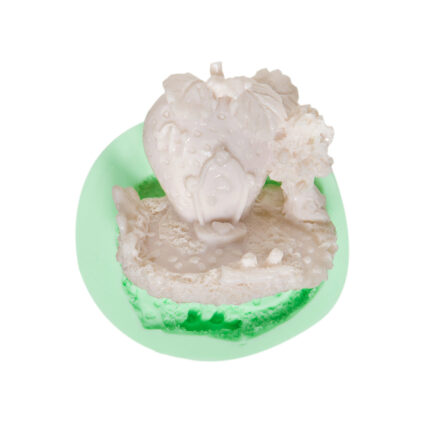 Çilek ev silikon kalıbı ile yapılmış meyve şeklinde dekoratif obje. Kurdelya Fantastik Çilek Ev Silikon Döküm Kalıbı (KK-1260)