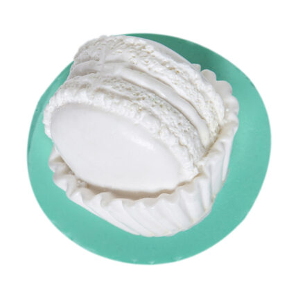 Cupcake makaron silikon kalıbı ile yapılmış beyaz cupcake. Tatlı temalı dekorasyon için ideal.