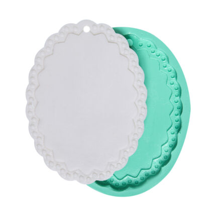 Dalgalı oval taban delikli silikon kalıbı (KK-1028) ve kalıptan çıkmış obje. Dekoratif obje yapımı için ideal.