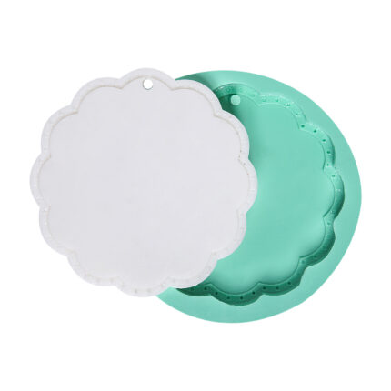 Dalgalı yuvarlak taban delikli silikon kalıbı ve bitmiş obje. Dekoratif obje, sabun, takı, mum yapımı için ideal.