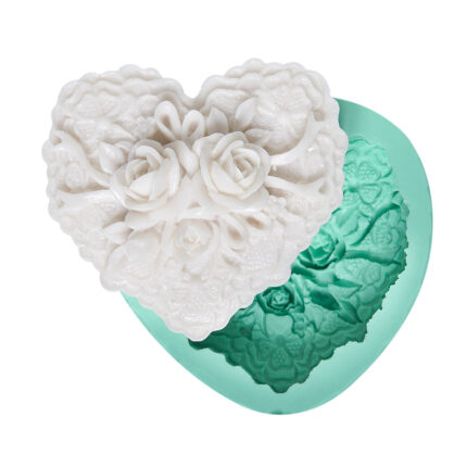 Dantel işlemeli kalp silikon kalıp ve kalıptan çıkmış gül desenli sabun. Özel gün hediyesi için ideal.