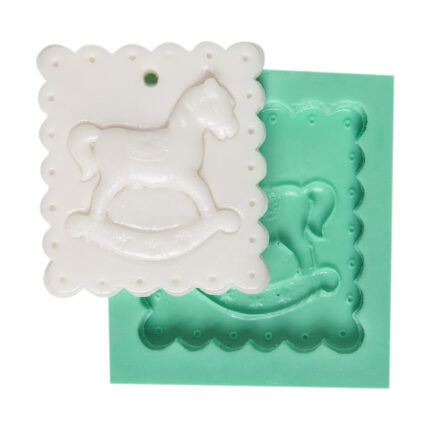 Delikli sallanan at silikon kalıbı ve reçine dökümü. Nostaljik at sabun kalıbı, çocuk odası süsleme için ideal.