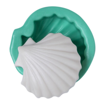 Deniz kabuğu silikon kalıbı ve deniz temalı sabun yapımı için kalıptan çıkmış obje.