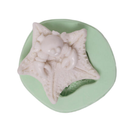 Deniz yıldızı üstünde yengeç silikon kalıbı: deniz temalı sabun veya dekoratif obje yapımı için ideal.