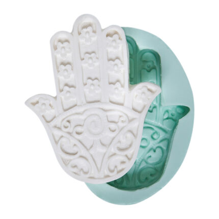 Desenli Fatma Ana Eli silikon kalıbı ve kalıptan çıkmış Fatma Ana Eli sabun.