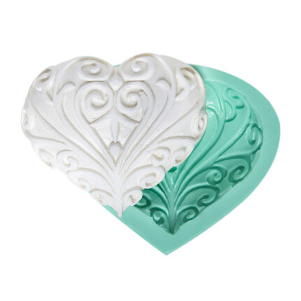 Desenli kalp silikon kalıbı ve dökülmüş kalp objesi. Kalp temalı süsleme için ideal.