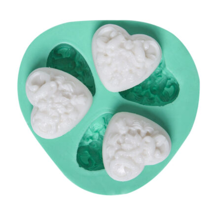 Üçlü desenli kalp kompozisyonu kalıbı ile yapılmış, aşk temalı kalp biblolar. Model kalp biblo yapımı.