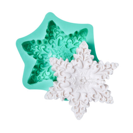 Desenli kar tanesi silikon kalıbı ve kalıptan çıkmış beyaz kar tanesi figürü. Yılbaşı dekorasyonu için ideal.