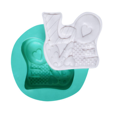 Desenli love silikon kalıbı: Sevgililer Günü dekorasyonu için romantik obje yapımı.