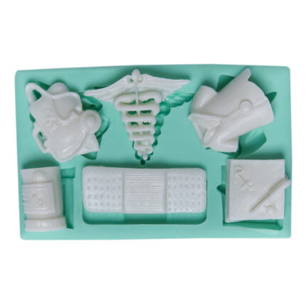 Doktor eşyaları silikon kalıbı: Steteskop, reçete, bandaj, ilaç şişesi ve doktor şapkası figürleri içeren kalıp.