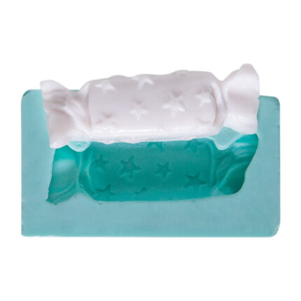 Dörtgen şeker silikon kalıbı ve kalıptan çıkmış şeker figürü. Şeker temalı el sanatları için ideal.