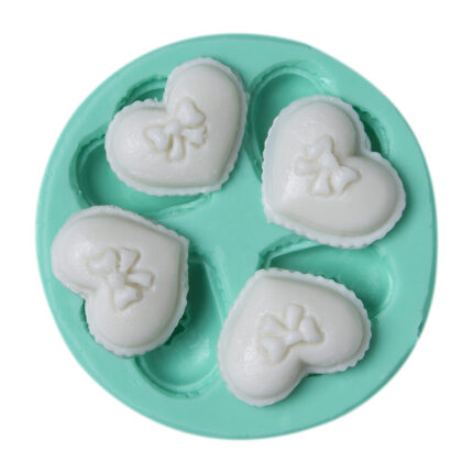 Dörtlü fiyonklu kalp silikon kalıbı ile yapılan beyaz renkli romantik süsler.