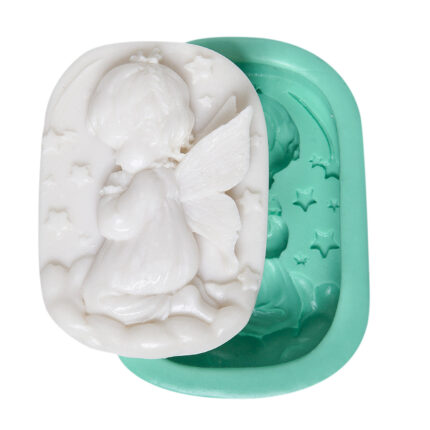 Dua eden kız çocuk silikon kalıbı ve kalıptan çıkmış sabun. Dini temalı sabun yapımı için ideal.