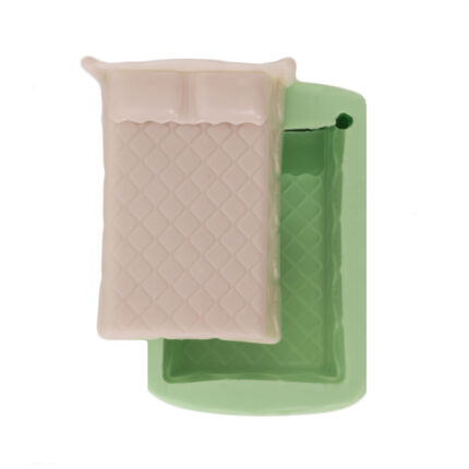 Düzenli yatak silikon kalıp ve kalıptan çıkmış yatak figürü. Bebek evi mobilyası için ideal.