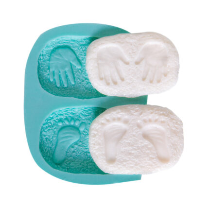 El-ayak izi silikon kalıbı ve dökülmüş bebek el ayak izi objeleri. Bebek anı objesi yapımı için ideal.