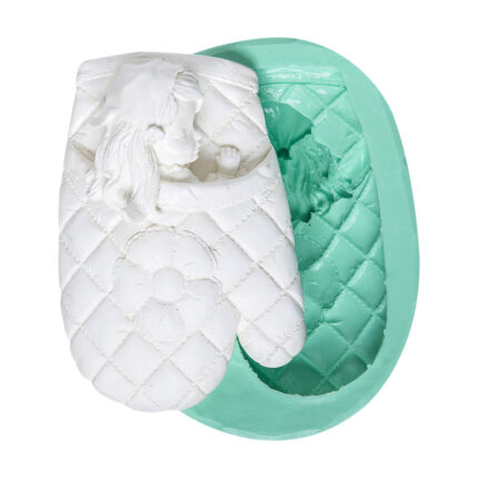 Eldivende uyuyan kız silikon kalıbı ve kalıptan çıkarılmış beyaz obje. Bebek odası dekorasyonu için ideal.