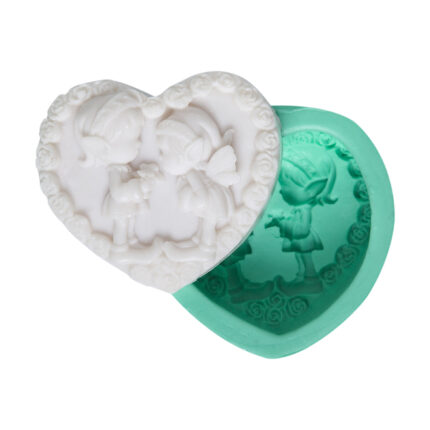 Kurdelya elfler desenli silikon kalıp ve dökülmüş sabun. Masal figürleri kalıbı, fantezi karakter biblo yapımı.