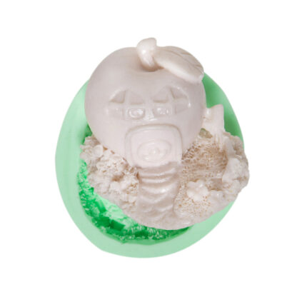 Elma ev silikon kalıbı ile yapılmış masal temalı dekoratif obje. Kurdelya Fantastik Elma Ev Silikon Kalıp Modeli.