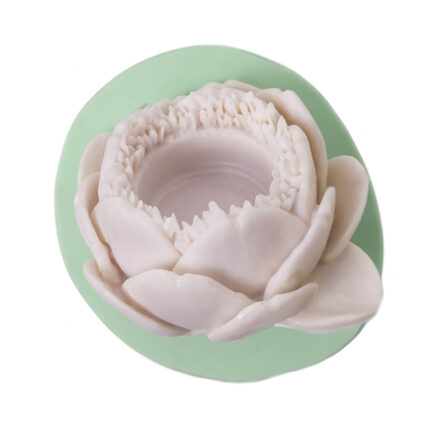 Enginar tealight mumluk silikon kalıbı ile yapılmış dekoratif mumluk, yeşil zemin üzerinde.