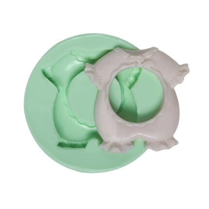 Erkek tulumu çerçeve silikon kalıbı ve kalıptan çıkmış bebek tulumu örneği.