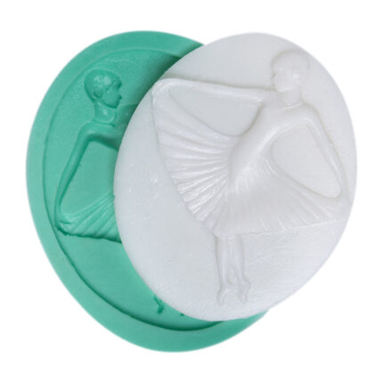 Etekli zarif bayan silikon kalıbı ve kalıptan çıkmış obje. Kadın figürlü dekorasyon için ideal.