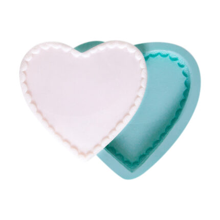 Fırfırlı kalp tabanlık silikon kalıbı ve pembe kalp şeklinde sabun. Sevgililer Günü için romantik hediye yapımı.