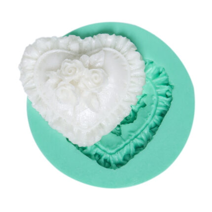 Fırfırlı minik kalp kalıbı ve kalıptan çıkmış süslü kalp reçine süs. Dantel kenar biblo yapımı için ideal.