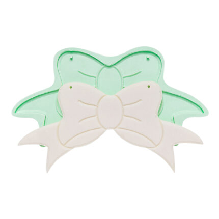 Fiyonk duvar panosu iki delikli silikon kalıbı ve kalıptan çıkmış fiyonk. Dekoratif obje yapımı için ideal.